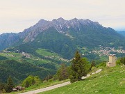 09 Partito da Alpe Arera  sul sent. 137  con vista in Alben  e conca di Oltre il Colle 